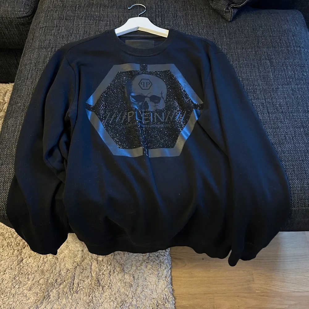 Medium limited edition PP sweatshirt inköpt från zalando lounge 2020. Sparsamt använd.  Nypris: 6000. Tröjor & Koftor.