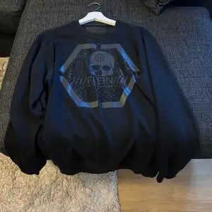 Medium limited edition PP sweatshirt inköpt från zalando lounge 2020. Sparsamt använd.  Nypris: 6000