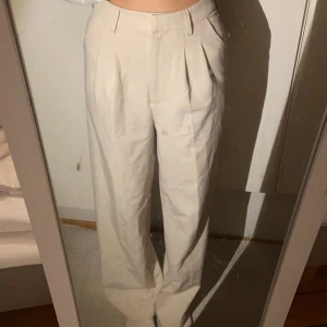 Kostymbyxor - Säljer dessa högmidjade kostymbyxor i storlek 36 från BikBok. Har använt de hyfsat mycket men de är väl omhändertagna och i bra skick. Säljer de nu pga att jag inte använder de längre. Är 172 för referens.