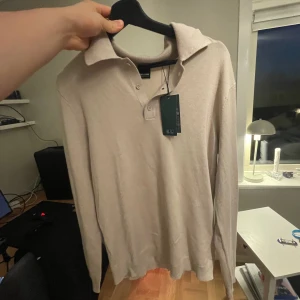 Pike långärmad Only & son - En väldigt stil ren tröja med lapparna kvar. Detta är en tröja jag köpte och var för liten men gick inte att shicka tillbaka pga öppnat paket.  