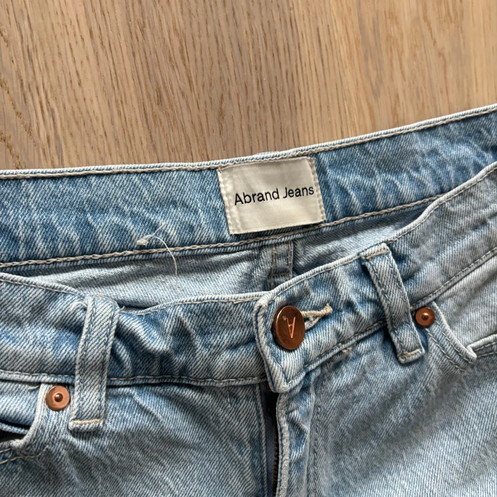 Säljer dessa jeans från Abrand. Den lågmidjade modellen.   Nypris 1000kr Storlek 25. Jeans & Byxor.