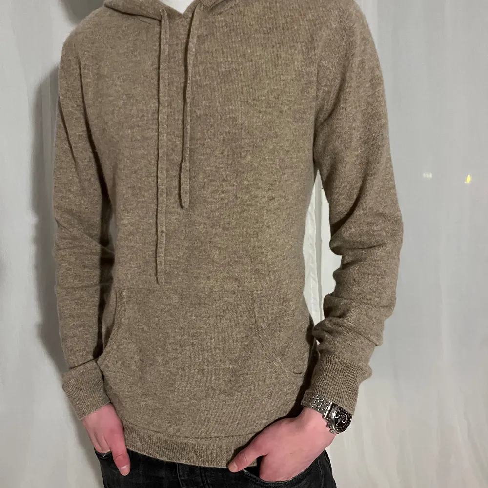 100 % kaschmir hoodie | 10/10 skick inga defekter | Pris är diskuterbart . Stickat.