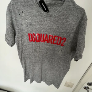 Dsquared2 t-shirt - Storlek L passar Personer med M  8/10 skick  Använda några gånger 