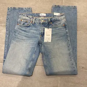 💕säljer dessa helt oanvända zara jeans💕 Säljer dessa jeans de var för små. Jeansen är lågmidjade och har straight fit som passform. Framsidans längd är 105,5 cm, höften är 48 cm och midjan är 39,5 cm. Har katt i hemmet Pris kan diskuteras 
