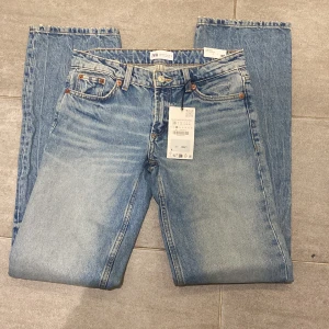 Jeans zara - 💕säljer dessa helt oanvända zara jeans💕 Säljer dessa jeans de var för små. Jeansen är lågmidjade och har straight fit som passform. Framsidans längd är 105,5 cm, höften är 48 cm och midjan är 39,5 cm. Har katt i hemmet Pris kan diskuteras 