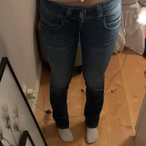 Säljer dessa jeans i perfekt skick då de ej kommit till användning. Perfekt lågmidjade!