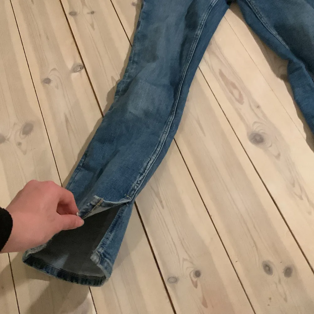 Hyfsat använda fast i bra skick, lite öppna längst ner vid benet. Jeans & Byxor.