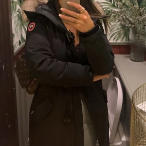 Canada goose  - Canada goose jacka för dam i modellen Rossclair. Nypris 19.590kr men säljer nu för 4950kr. Priset kan diskuteras vid snabb affär. Fint skick. Köpt oktober 2021 och använt varsamt. Kan fraktas med spårbar frakt 