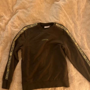 Calvin Klein tröja  - En fin Calvin Klein tröja Storlek S  Grå med gröna detaljer  Super fin och bekväm 💞💞✌🏼