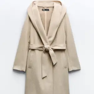 Jättefin beige kappa från Zara i storlek XS, knappt använd så i väldigt fint skick!🌸
