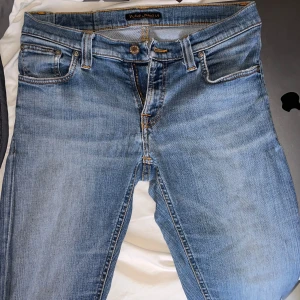 Nudie jeans - Tja säljer dessa schysta nudie Jeans få dem inte passar mig  Skick 9/10 pris kan diskuteras vid snabb affär  Kom dm vid övriga frågor 