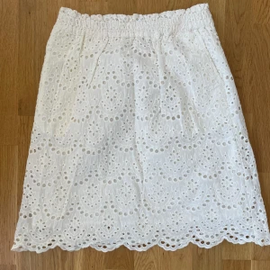 Vit kjol  - Knappt använd fin vit kjol i storlek S. 