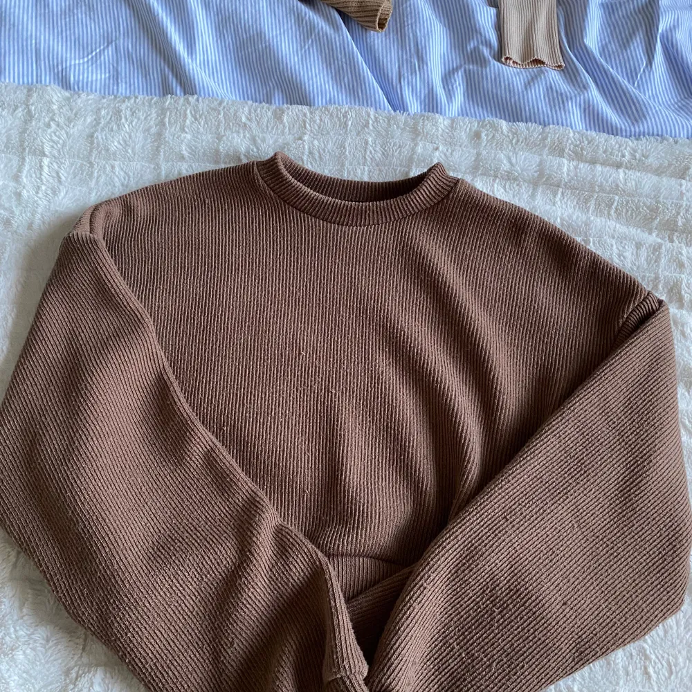 En brun tröja från SHEIN (har fått den), jag har aldrig använt den då den inte är min stil eller i min storlek. Den är lite kortare!. Tröjor & Koftor.