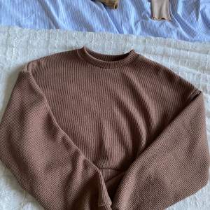 En brun tröja från SHEIN (har fått den), jag har aldrig använt den då den inte är min stil eller i min storlek. Den är lite kortare!