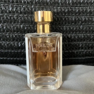Prada parfym - Prada parfym som jag hittade här hemma, är använd några gånger. Nypris runt 1000kr säljs därför för 500kr💕