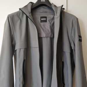 Hugo boss jacka  - Vår/sommar jacka från hugo boss, bara använd 2-3gånger. Nypris 5000kr