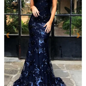 Balklänning!! - Jätte fin marinblå balklänning som jag säljer för att den inte passa mig som jag ville! Säljer likadan i vinröd! Köpt för 810 och aldrig använd! skriv ifall ni vill ha bild med den på!