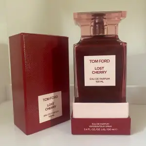 Tom Ford lost cherry 100 ml, använd lite, svårt att se men max 15 ml kanske även mindre. Locket har blivit lite lös med tiden men inget man märker av, den går liksom inte av om man vänder på parfymen men måste nämna det.