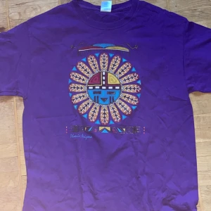 Lila tröja - Storlek L, passar bra på mig som är 189 men stor i passform. Så gott som ny skick inga märkbara skador