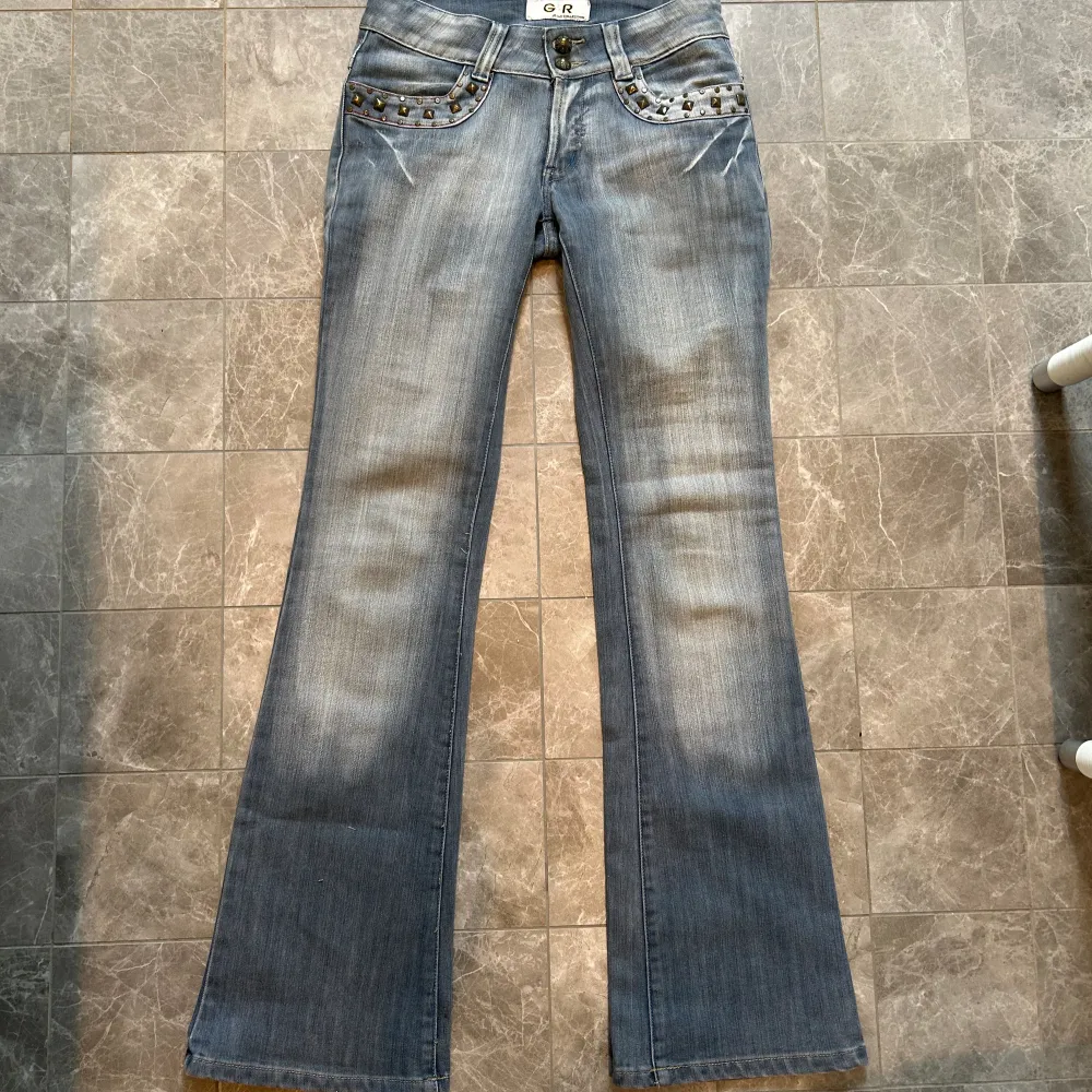 Super coola lågmidjade jeans med nitar vid fickorna, försmå för mig Midjemått: 37cm Innerbenslängd: 82cm . Jeans & Byxor.