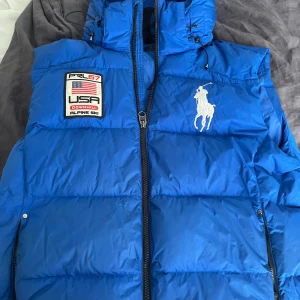 Blå Ralph lauren väst med luva - Strl XXL men passar även XL Skick 8/10 Perfekt till våren!