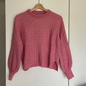 Stockholm LM i alpacka mix - Supermysig och fin stickad tröja från märket Stocholm LM på MQ! Är superskönt och varm då det är nästan 50% alpacka.  Dock lite krympt då den hängde i ett torkrum där det var lite värme på. Så skulle säga att det är en XS och inte S. Nypris ca 900kr.