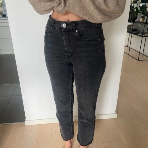 Svarta midwaist jeans - Fina svarta midwaist jeans från H&M, fint skick🖤😊