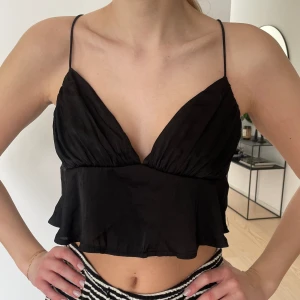 Svart topp - Fin svart enkel topp, aldrig använd🖤