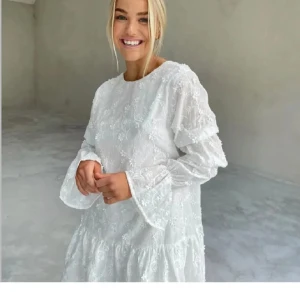 NAKD studentklänning  - Helt ny klänning från NAKD. Perfekt till studenten. Storlek 38. Skriv vid frågor💕