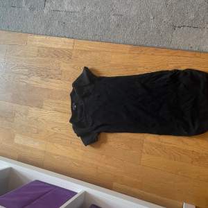 Säljer denna svarta klänningen med scrunch på sidan då den inte kommer till användning bara använd 1 gång 