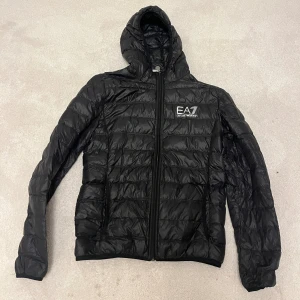 EA7 jacka - Säljer en EA7 jacka, passar till våren eller hösten. Storlek S men passar XS