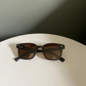 Chimi 02 - Chimi 02 Brown i mycket bra skick.   Säljes utan låda (bara solglasögonen) Vid frågor eller funderingar så är det bara att kontakta mig.  Priset är inte hugget i sten!