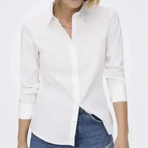 Säljer en vit skjortor i XS från only. Använda 1 gång.  Vit, slim o bomulls material!💗💗 