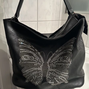 Väska från Chelsea - Super fin axel väska från chelsea. Använd några gånger men fortfarande i bra skick. Rymlig , får plats med mycket. 