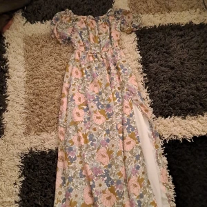 Lång klänning - Lång klänning från Amisu. Storlek 36