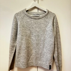 Stickad tröja - Fin grå stickad tröja, storlek 160 men passar mig som har storlek xs💕 hör av dig vid frågor! 