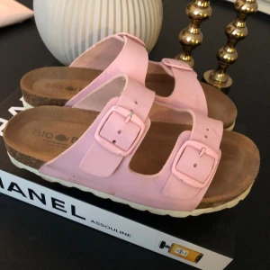 Sandaler/tofflor - Barntofflor/sandaler strl 33. Lite nötta på spännen.