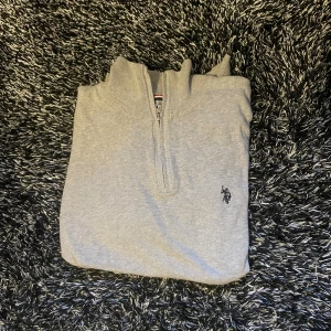 Zip tröja - Tjena! Säljer nu denna zip tröja då den inte passar mig. Skicket är 9/10, endast använd 2 gånger. Inga defekter. Är egentligen XL men sitter mer som L. Bara att höra av sig vid funderingar!