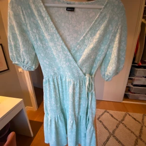 Sommarklänning  - Fin sommarklänning från Gina Tricot i storlek S. Den är knappt använd och därför i mycket fint skick. Bilderna är mina, men om du vill ha fler så skickar jag🙌😇 Klänningen är turkos och vit🩵🤍