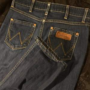Wrangler Jeans 28x33 , lågmidjade Säljer dem pga dem är för korta💕