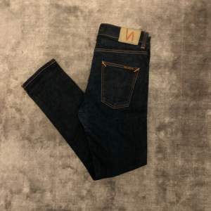 Nudie jeans Lean dean | Skick: 7/10 (Slitet vid knän) | Strl w30 L30 | Vårt pris 299 kr | Hör av dig om du undrar något!