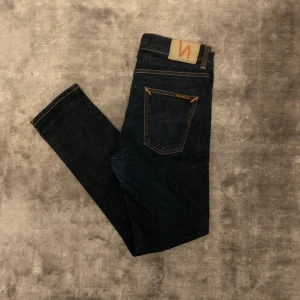 Nudie Jeans Lean dean  - Nudie jeans Lean dean | Skick: 7/10 (Slitet vid knän) | Strl w30 L30 | Vårt pris 299 kr | Hör av dig om du undrar något!