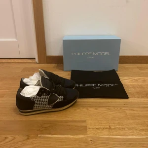 Philippe Model skor - Säljer dessa snygga skor från Philippe model i storlek 36! De är i bra skick skulle säga typ 9/10. Vid fler frågor eller funderingar skriv! 