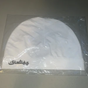 SIXTIES MÖSSA WHITE/BLACK - Skön sixties mössa som är vit med svart text skriv i dm om ni är intresserade av att köpa!