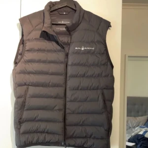 Sail racing väst - Hej säljer min Sail racing väst då den inte passar mig nästan helt ny använd fyra fem gånger men den är lite för liten vid frågor eller bud är det bara att höra av sig👍😁 ny pris 2200