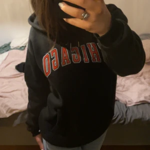 Hoodie - Svart hoodie med tryck från shein. Lite tunnare material men väldigt bra kavlite. I nyskick och nästan aldrig använd. Köpare står för frakten💗💗