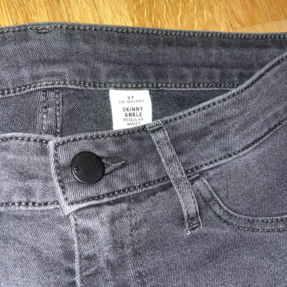 Jeans i storlek 27 i modellen skinny ankle. Aldrig använda. Säljes pga graviditet.. Jeans & Byxor.