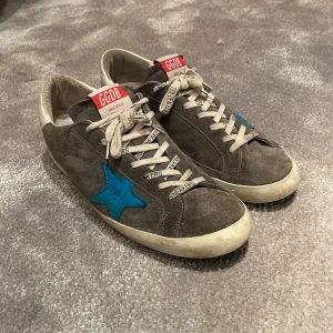 Golden goose skor - Jag säljer ett par golden goose i storlek 43. Skorna är rätt så ovanliga och är svårt att hitta för billigt pris. Säljer dessa eftersom de är för små och inte kommer till någon användning. Använda men har varit väl om hände tagna. Skicket är toppen!🔥