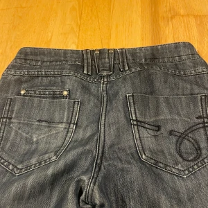 Lågmidjade jeans  - Jätte söta lågmidjade bootcut jeans med coola detaljer på baksidan. Jag älskar de men de är för små på mig. Hade inte rekommenderat om man e över 160.