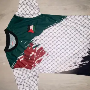 Säljer Palestina T-shirt passar både tjejer och killar, finns i alla storlekar, 50 kronor doneras till Gaza.